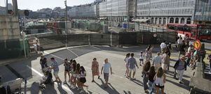 Paseantes caminando ayer frente al espacio que todav�a queda vallado en la Marina, donde se unen los dos t�neles. 