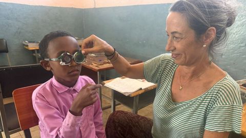 Mar Torviso hizo revisiones visuales y gradu la vista a unos 300 nios y nias y adultos, en seis das en Etiopa