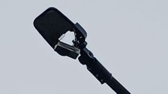 Una de las farolas rotas en A Lama por un rayo