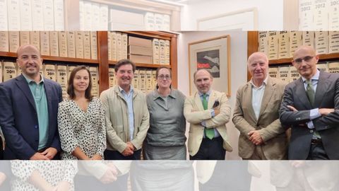 El equipo emprendedor de PlaBiTe. De izquierda a derecha: Pablo Fanjul, Andrea Acebes, Rafael Permuy, Laura Gutirrez, Ignacio Villaverde (Rector de la Universidad de Oviedo), Faustino Blanco (Director de FINBA) y Eduardo Fernndez