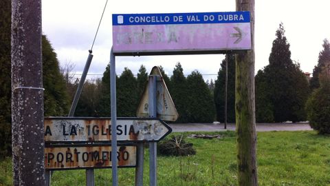 Un cartel indicando la direccin del lugar de Portomeiro, en Val do Dubra