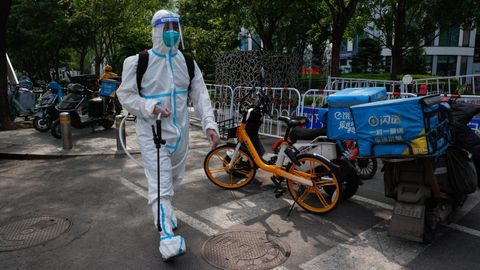 Un trabajador desinfecta las calles en Pek�n
