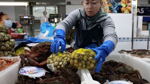 Rosi Carre�o, pescantina en la plaza de abastos de Noia