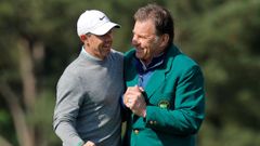 Rory McIlroy, junto al exgolfista Nick Faldo en el Augusta National Golf Club.