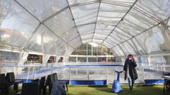 Carpa instalada en la alameda de Suanzes que alberga la pista de hielo