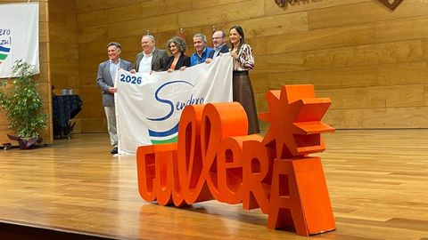 Representantes de los concellos de Arteixo, Carballo, Malpica, Camari�as y A Laracha, en la entrega de banderas en Cullera, Valencia.