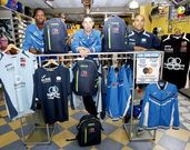 Mamadou Samb, Lisardo G�mez y Dani L�pez realizaron ayer una visita a Deportes �lide. 