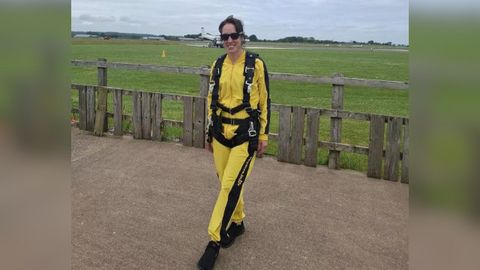 Belinda Taylor, poco antes de saltar en paracaídas y morir aplastada contra el suelo junto a su instructor.