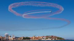 Dos avionetas trazan un dibujo de vapor sobre Cimavilla en el Festival A�reo de Gij�n 2018