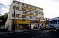 El Hostal Bariloche cerr� dos horas antes de la hora prevista para el precintado del local. 