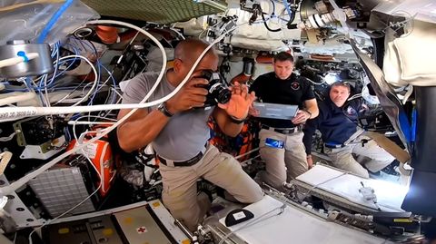 Victor Glover, Jeremy Hansen y Reid Wiseman trabajan juntos dentro de la nave espacial Ori�n en su viaje a la Luna