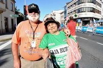 El matrimonio aguardaba para ver la salida de la 18� etapa. 