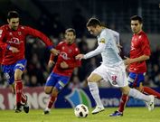 Tres jugadores del Numancia, rodeando a uno del Celta, en la pasada temporada.
