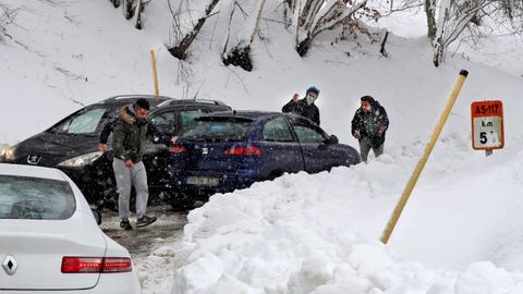 Unos veh�culos atrapados en la nieve en el acceso a Tarna en el concejo de Caso