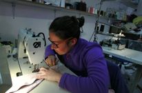 En el taller reparten el tiempo entre la fabricaci�n de vestidos y de pantalones. 