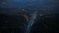 Imagen a�rea de los dos trenes siniestrados en Adamuz (C�rdoba), separados por unos 800 metros: el Iryo, en la parte central de la fotograf�a, y el Alvia de Renfe, en la inferior.