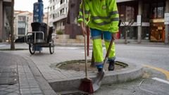 Una trabajadora del servicio de limpieza de la capital ourensana.