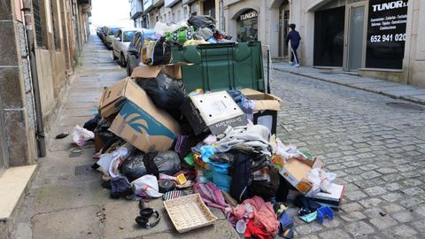 Ropa y enseres abandonados en la calle de la Tierra