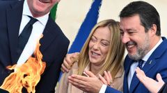 La primera ministra Giorgia Meloni, con su vicepresidente, el tambi�n ultra Matteo Salvini