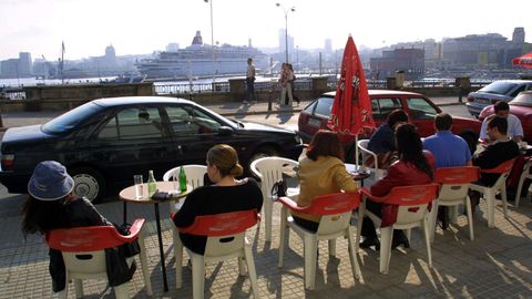 Imagen archivo de la terraza de la cafetera El Drsena. 