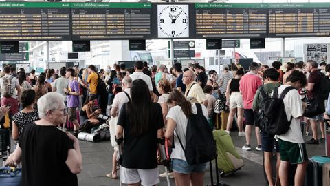 Miles de pasajeros se vieron afectados por el corte en la circulaci�n de trenes entre Valencia y Madrid 