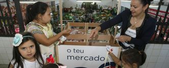 Las plazas de Vilagarc�a y Vilanova repartieron regalos entre sus clientes ayer por la ma�ana. 