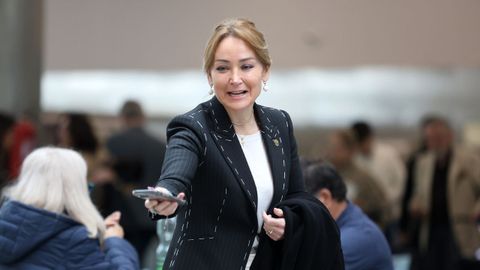 La presidenta del Celta, Mari�n Mouri�o, en Peinador este mi�rcoles antes de partir hacia Lyon.