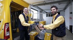 LOS ACTUALES. Pablo Garc�a, padre e hijo, en la sede compostelana de Correos.