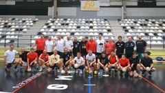 Foto de familia de los jugadores veteranos del conjunto lalinense.