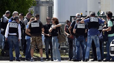 La cabeza de la vctima ha sido hallada colgada en lo alto de una valla que rodea la factora, con inscripciones en rabe, segn informa Afp.