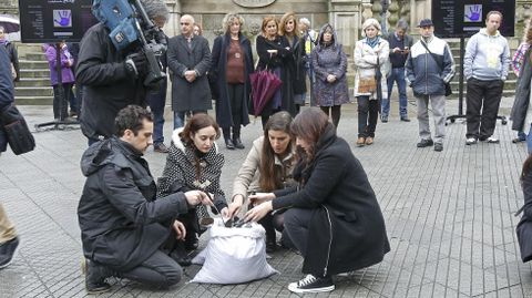 Nin unha mais. Performance de Ana Gesto en la Praza da Peregrina contra la violencia de g�nero