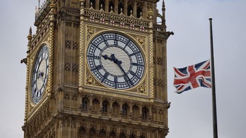 La bandera al lado del Big Ben ondea a media asta.