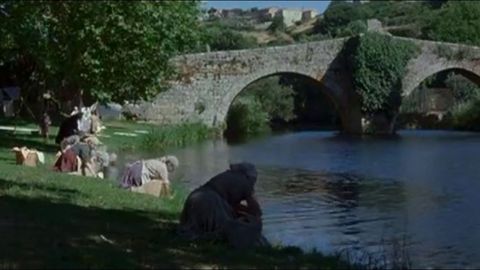 Fotograma de la pelcula  La lengua de las mariposas , en el Arnado de Allariz, con el puente de Vilanova al fondo.