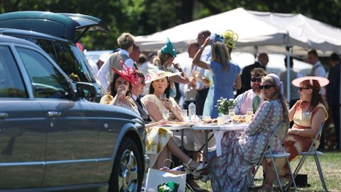 Asistentes a Ascot comiendo en el aparcamiento