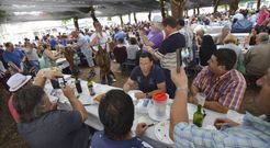 La lluvia oblig� a mover algunas mesas al pabell�n, la mayor�a permaneci� en la carballeira. 