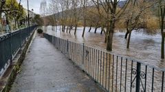 El Sil anega parte del paseo de O Malec�n en O Barco de Valdeorras