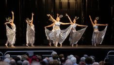 El festival internacional de danza se inaugur� ayer y se prolongar� durante cinco d�as. 