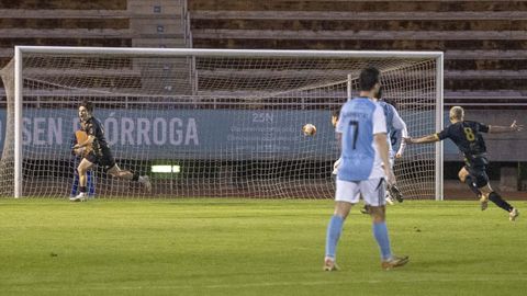 El mari�ano Esquerdeiro (izquierda) corre a celebrar su gol seguido por Lansade. 