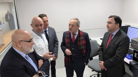 Wenceslao L�pez, alcalde de Oviedo, durante su visita a Laboratorio Central de Calidad de Aguas de Oviedo