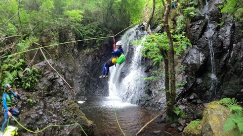 Rapel en una de las cascadas del interior de la Serra da Capelada