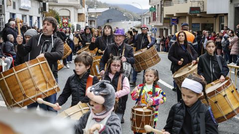 Boteiros y fuli�ns en el desfile del domingo gordo de Viana do Bolo.