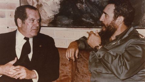 El empresario ourensano Eduardo Barreiros con Fidel Castro en Cuba, en los aos ochenta