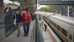 Dos Alvia de Madrid a Lugo llegaron juntos repletos de peregrinos a la estacin de Sarria la pasada Semana Santa