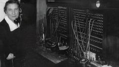 Aurora S�nchez, en el primitivo locutorio que atendi� cincuenta a�os