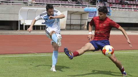 Adri�n Armental, en el �ltimo partido que el Compos gan� en San L�zaro ante el Estradense.