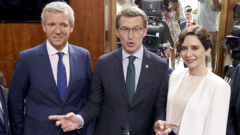 Alfonso Rueda, Alberto N��ez Feijoo e Isabel D�az Ayuso, en el Parlamento de Galicia.