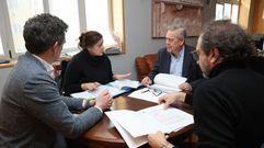 Un momento de la reuni�n entre la alcaldesa y el conselleiro de Sanidade