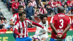 Isco ante la defensa rojiblanca