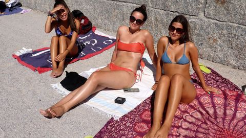 Lydia Romay, Paula Pineda e Irene Barizo en la playa del Orzn.