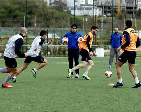 Manu Fern�ndez supervisa el juego del equipo durante un entrenamiento en A Xunqueria.